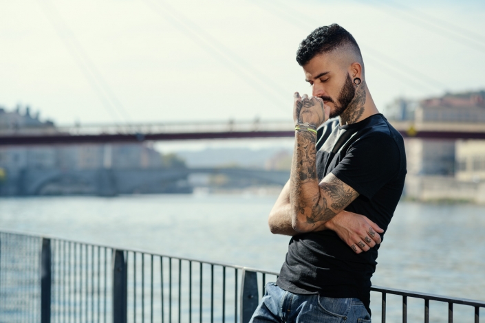 Photographe Lyon – Aurélien Audy – shooting outdoor bracelets mannequin illustration mode Photographe Lyon - Aurélien Audy - shooting outdoor bracelets mannequin illustration mode
