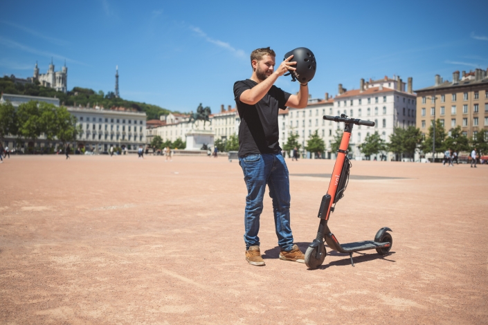 Aurélien AUDY – photographe LYON – portrait – shooting VOI Technology trottinettes électrique lifestyle mise en scène – 1 Aurélien AUDY - photographe LYON - portrait - shooting VOI Technology trottinettes électrique lifestyle réseaux sociaux