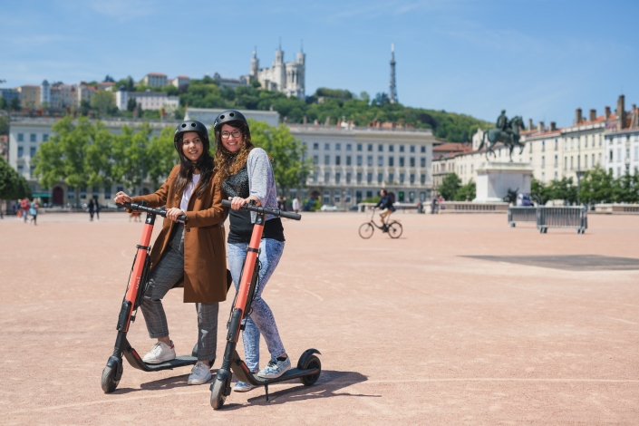 Aurélien AUDY – photographe LYON – portrait – shooting VOI Technology trottinettes électrique lifestyle mise en scène – 3 Aurélien AUDY - photographe LYON - portrait - shooting VOI Technology trottinettes électrique lifestyle réseaux sociaux