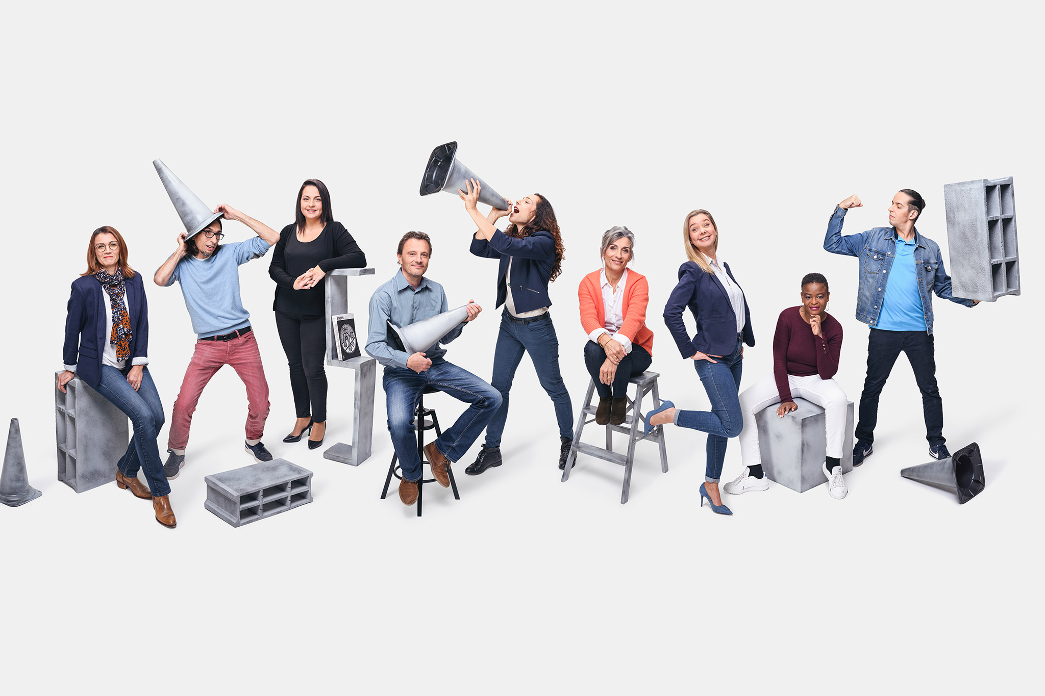 Aurélien-AUDY—Photographe-LYON—CSE—photo-groupe-composite-évolutive-sceno Photo de groupe composite scénarisée avec éléments de déco - studio Villeurbanne Pole Pixel