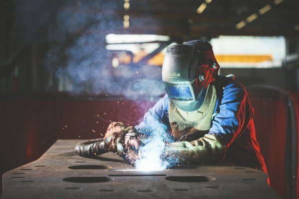 Reportage métier portrait dans le milieu industriel de la métallurgie - geste technique - pour les professionnels