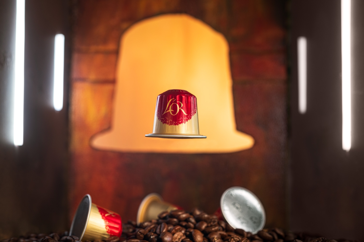 Aurélien AUDY Photographe Lyon - packshot produit photo ambiance créative_1 Photo de produit - Mise en scène capsule café l'OR avec home made light box