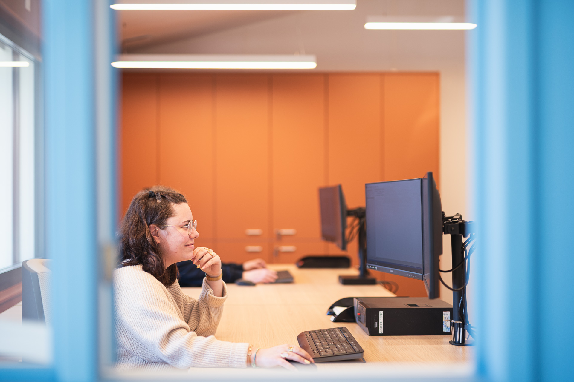 Shooting photothèque Omerin bureaux employée de bureau
