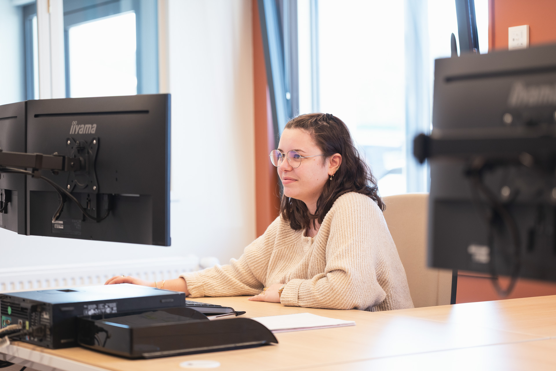 Shooting photothèque Omerin bureaux employée devant ordinateur comptabilité