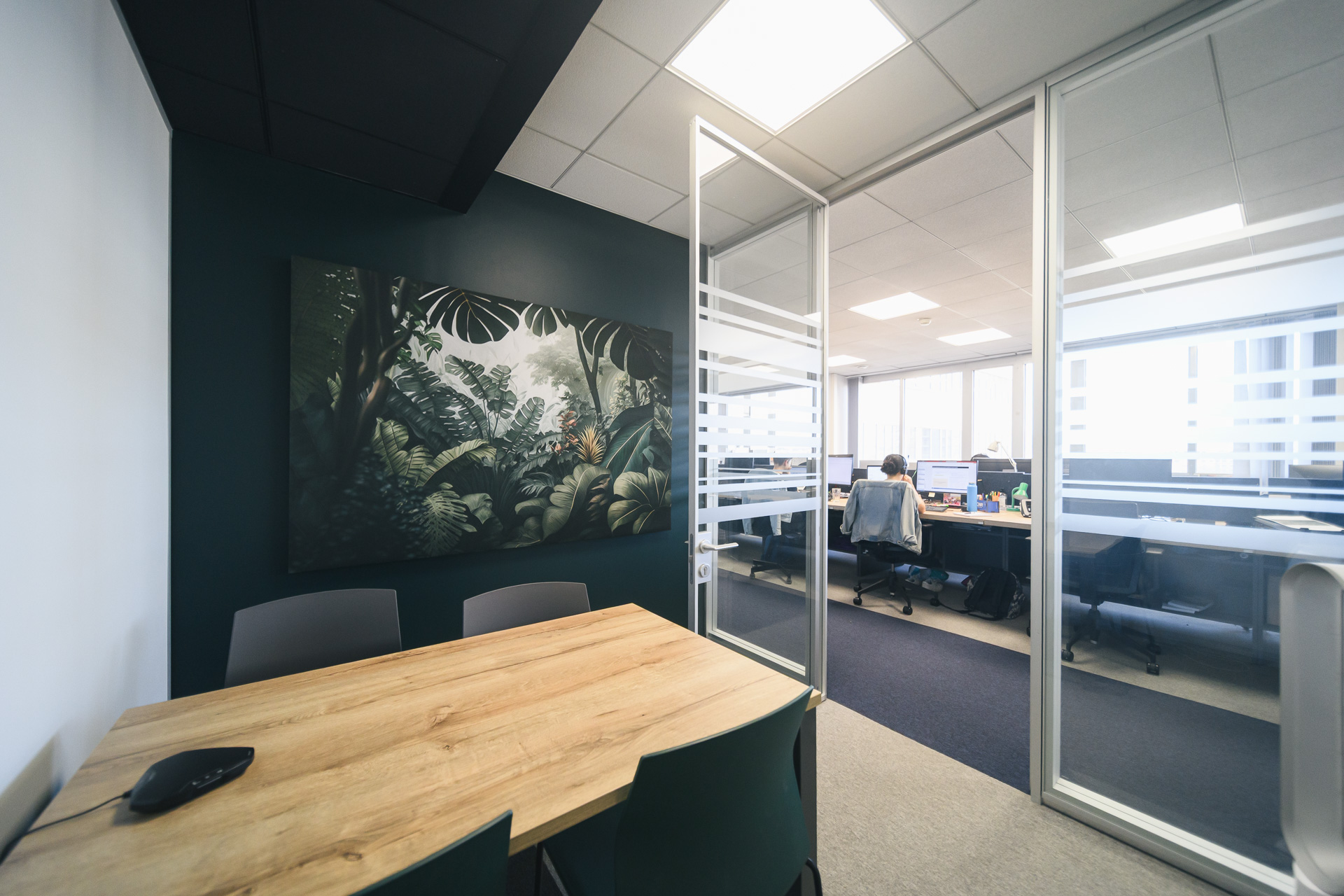 reportage photo bureaux ambiance29 vue d'un espace d'une salle de réunion pour 4 personnes