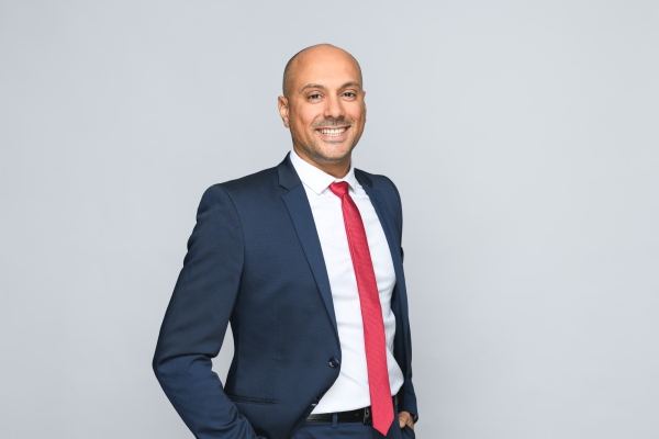 Portrait rebranding refonte site web – photographe Lyon Aurélien Audy – 003 portrait corporate fond gris
