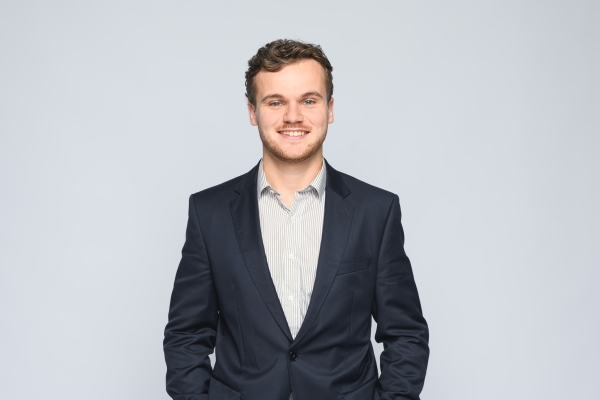 Portrait rebranding refonte site web – photographe Lyon Aurélien Audy – 004-3 portrait corporate fond gris