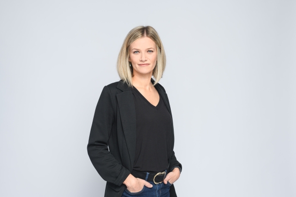 Portrait rebranding refonte site web – photographe Lyon Aurélien Audy – 005-3 portrait corporate fond gris