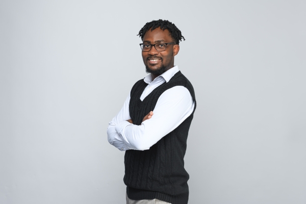 Portrait rebranding refonte site web – photographe Lyon Aurélien Audy – 005 portrait corporate fond gris
