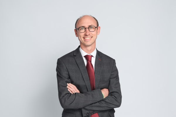 Portrait rebranding refonte site web – photographe Lyon Aurélien Audy – 007-3 portrait corporate fond gris