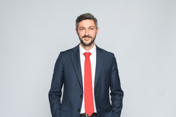 Portrait rebranding refonte site web – photographe Lyon Aurélien Audy – 010-2 portrait corporate fond gris