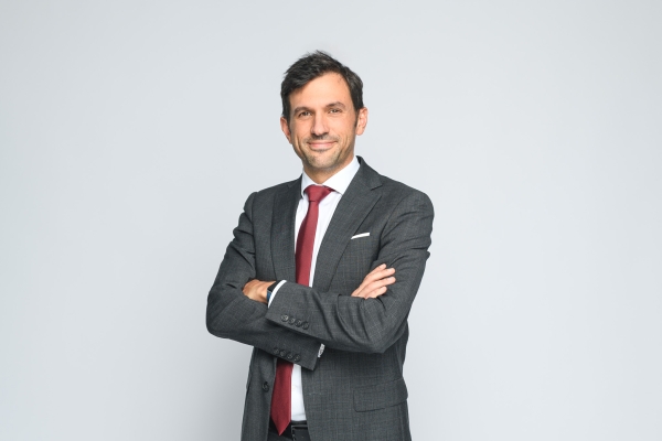 Portrait rebranding refonte site web – photographe Lyon Aurélien Audy – 012-2 portrait corporate fond gris