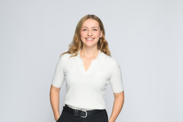 Portrait rebranding refonte site web – photographe Lyon Aurélien Audy – 013-2 portrait corporate fond gris